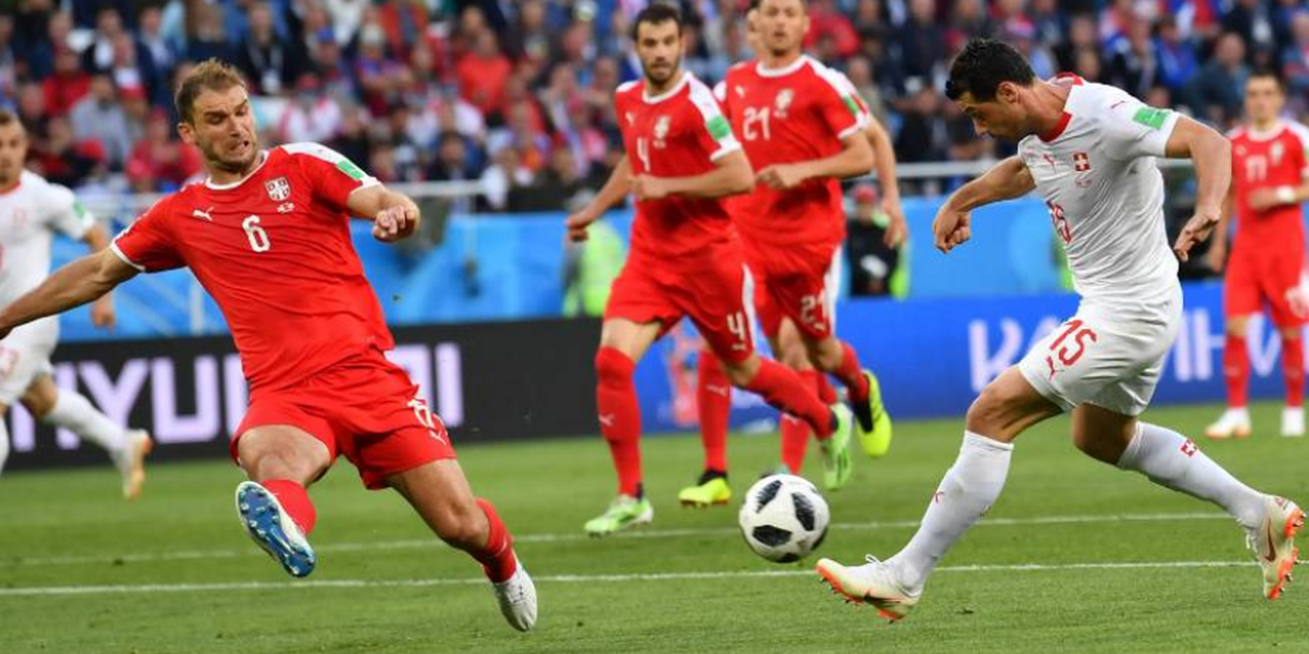 在线牛牛-塞尔维亚队中场球员在国际赛事中踢出高水平